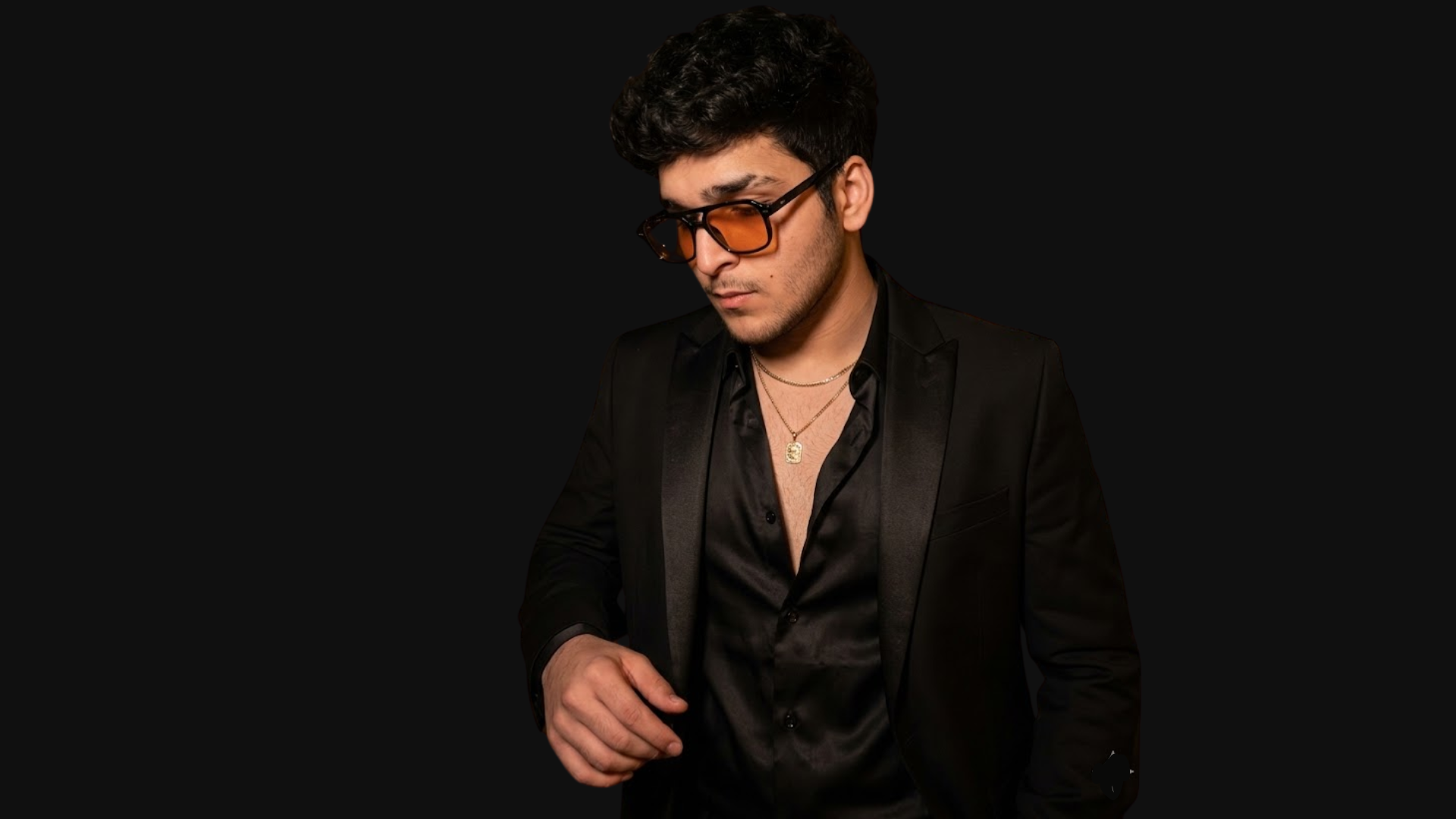 Hello, I’m <strong>Manik Kwatra</strong>, an 18-year-old entrepreneur who started learning digital marketing in 2021 while continuing studies. building digital skills, my journey is all about learning, growth, and taking action. Today, I help students understand money, learn digital skills, and start their own online journey.